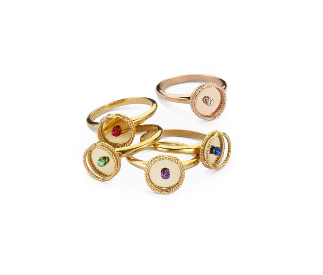 Gold rings whit gold coloured elements